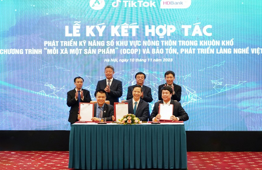 Ngày 10/11/2023, HDBank ký kết Biên bản hợp tác với Agritrade và TikTok để quảng bá, phát triển chương trình quốc gia “Mỗi xã Một sản phẩm” (OCOP)