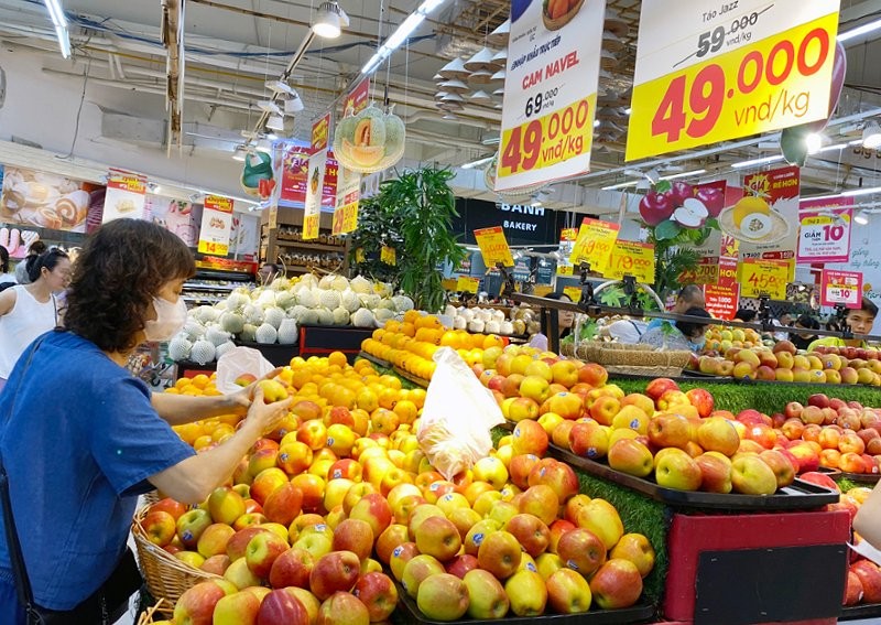 Khách hàng mua sắm hàng giảm giá tại hệ thống siêu thị Big C.