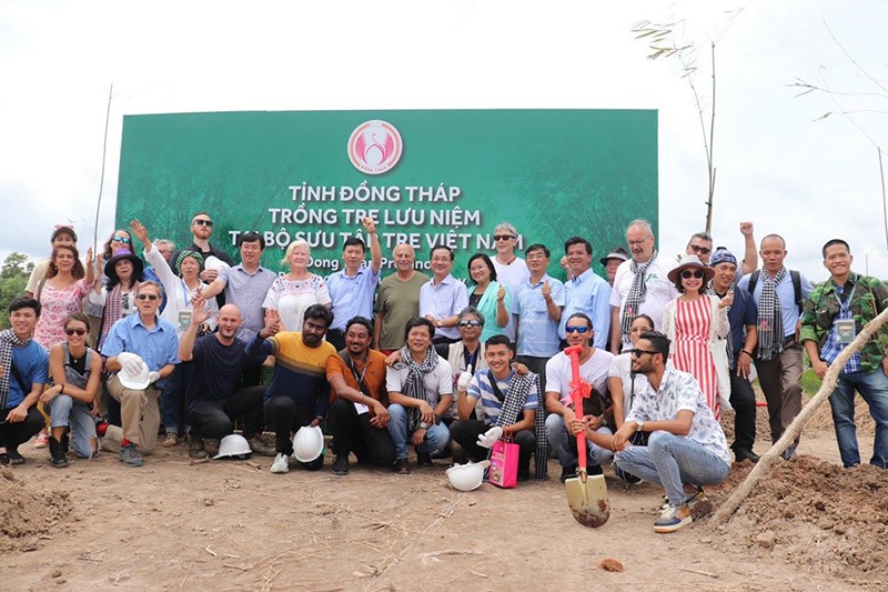 Lãnh đạo tỉnh Đồng Tháp và đại biểu các tổ chức, các doanh nghiệp quốc tế tham gia trồng tre lưu niệm tại huyện Cao Lãnh - Đồng Tháp