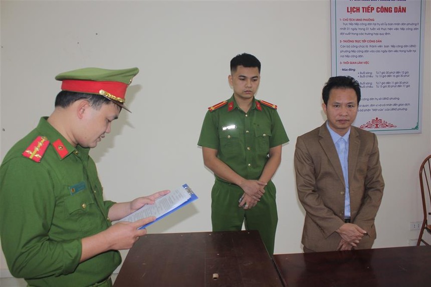 Cơ quan điều tra công bố quyết định tố tụng với bị can Nguyễn Văn Sáu, Giám đốc Công ty Khánh Việt. Ảnh: BCA