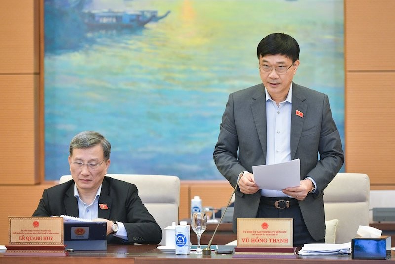 Chủ nhiệm Ủy ban Kinh tế Vũ Hồng Thanh trình bày báo cáo.