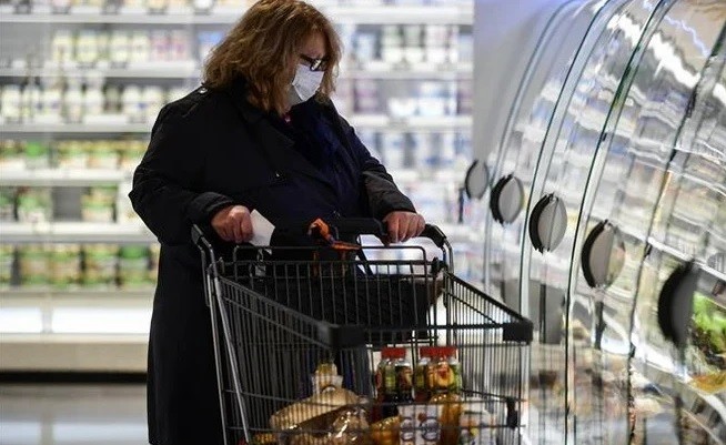 Người dân mua sắm tại siêu thị ở Duesseldorf, Đức. (Ảnh: AFP/TTXVN)