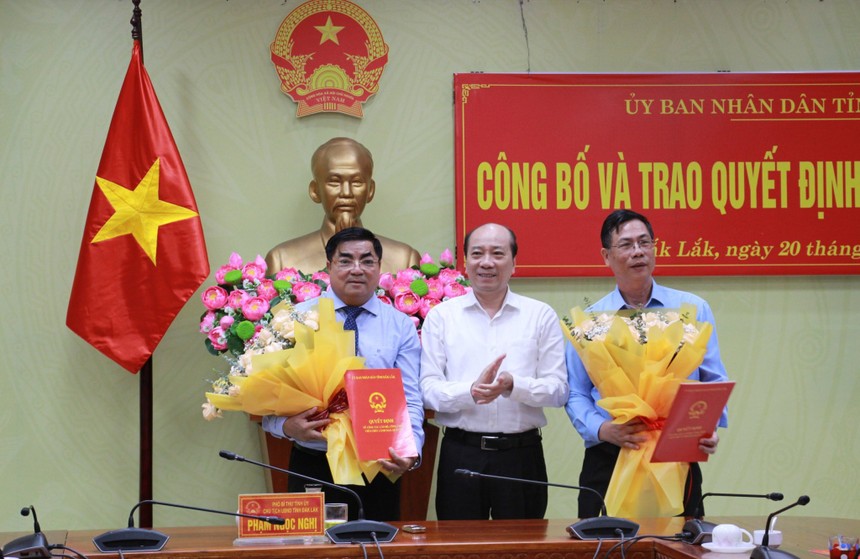 Chủ tịch tỉnh Đắk Lắk, ông Phạm Ngọc Nghị trao quyết định bổ nhiệm cho ông Đinh Xuân Hà và Võ Ngọc Tuyên.