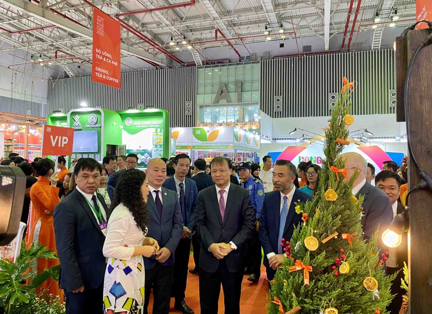 Các đại biểu tham quan gian hàng tại Vietnam Foodexpo 2023.