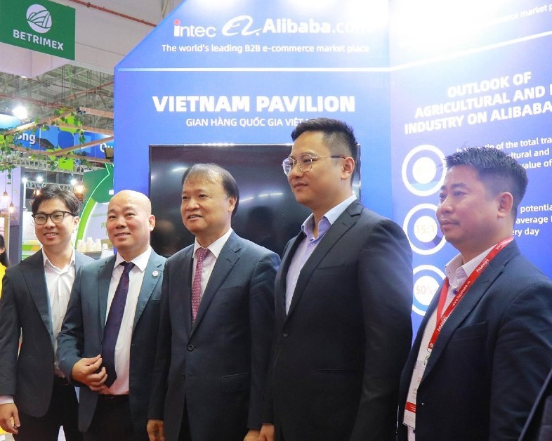 Thứ trưởng Bộ Công Thương Đỗ Thắng Hải tham quan gian hàng của Alibaba.com tại Vietnam Foodexpo 2023