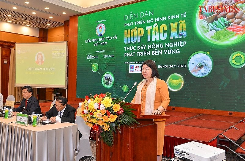 Bà Cao Xuân Thu Vân, Chủ tịch Liên minh Hợp tác xã Việt Nam phát biểu tại Diễn đàn. (Ảnh: Vnbusiness)