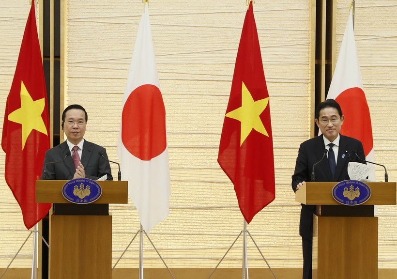 Chủ tịch nước Võ Văn Thưởng và Thủ tướng Nhật Bản Kishida Fumio tại cuộc gặp gỡ báo chí. (Ảnh: TTXVN)