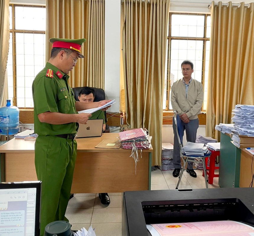 Công an tỉnh Gia Lai đọc lệnh tạm giữ ông Hiếu tại Văn phòng Đăng ký đất đai Gia Lai.
