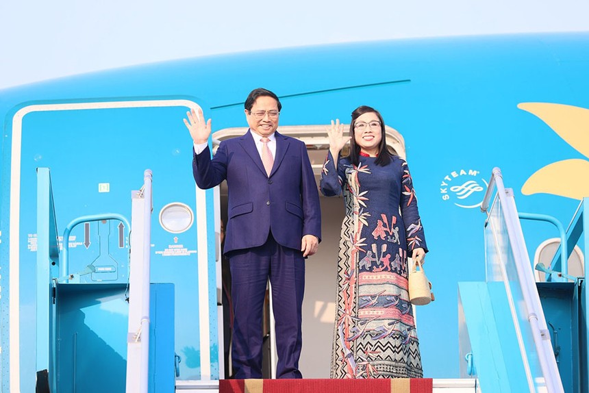 Thủ tướng Phạm Minh Chính và Phu nhân lên đường tham dự Hội nghị COP 28, hoạt động song phương tại UAE và thăm chính thức Thổ Nhĩ Kỳ. (Ảnh: Nhật Bắc) 