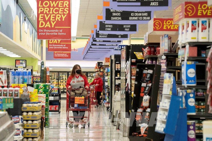 Người dân mua sắm tại siêu thị ở San Mateo, California, Mỹ. (Ảnh: THX/TTXVN)