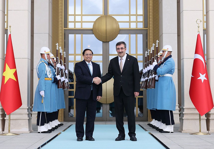 Phó Tổng thống Thổ Nhĩ Kỳ Cevdet Yilmaz và Thủ tướng Chính phủ Phạm Minh Chính tại lễ đón chính thức (Ảnh: VGP/Nhật Bắc)