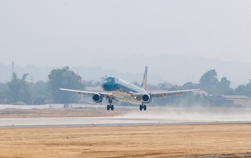 Chiếc máy bay Airbus A321 mang số hiệu VN-A396 đang hạ cánh xuống mặt đường băng Sân bay Điện Biên. (Ảnh: VNA).