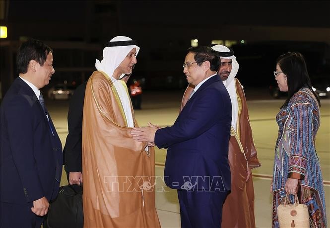 Lễ đón Thủ tướng Phạm Minh Chính và Phu nhân tại sân bay quốc tế Al Maktoum, thành phố Dubai. Ảnh: Dương Giang/TTXVN