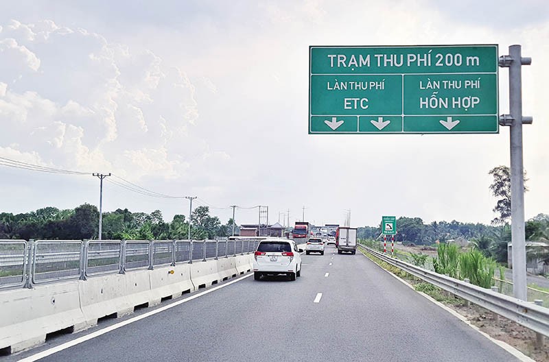 Đoạn đường cao tốc Trung Lương - Mỹ Thuận quy mô 4 làn xe, không có làn dừng khẩn cấp liên tục, gây nhiều khó khăn cho các phương tiện giao thông