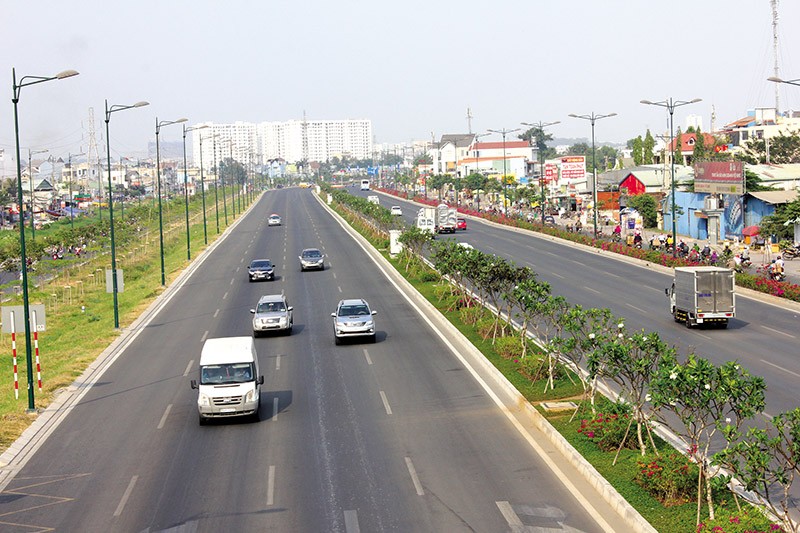 Đường Tân Sơn Nhất - Bình Lợi (nay là đường Phạm Văn Đồng) được xây dựng bởi nhà đầu tư Hàn Quốc theo phương thức đổi đất lấy hạ tầng. Ảnh: Anh Quân