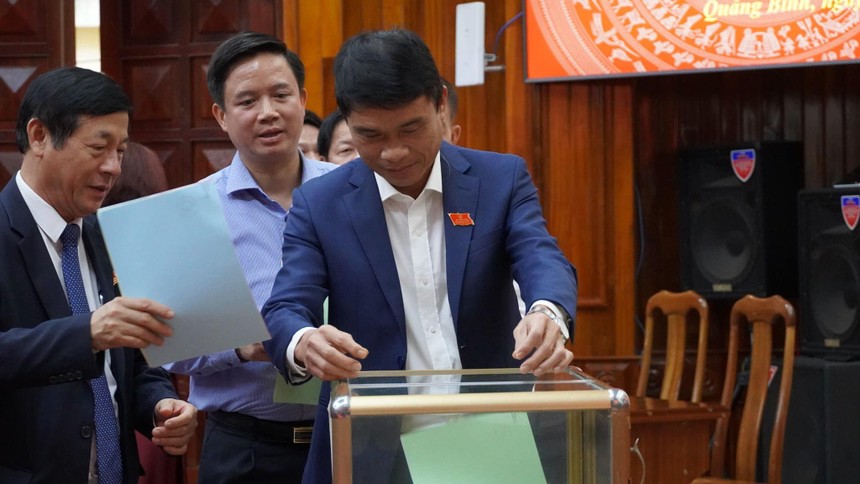 Các đại biểu HĐND tỉnh Quảng Bình bỏ phiếu tín nhiệm tại kỳ họp thứ 12, HĐND tỉnh Quảng Bình khoá XVIII nhiệm kỳ 2021-2026.