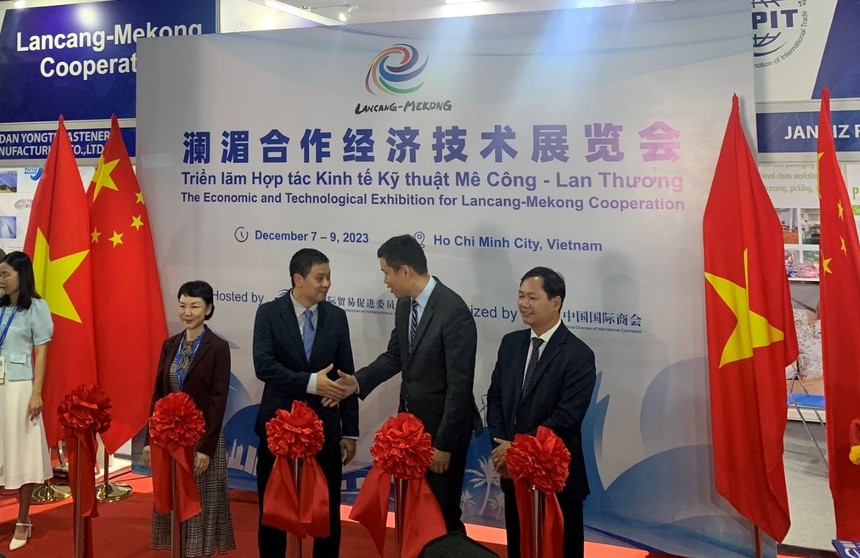 Đại biểu Việt Nam và Trung Quốc cắt băng khai mạc Triển lãm thương mại Mekong - Lan Thương tại Việt Nam 2023.