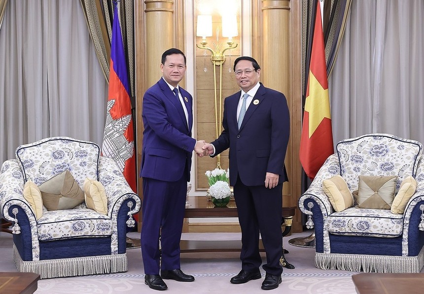 Thủ tướng Phạm Minh Chính gặp Thủ tướng Campuchia Hun Manet nhân dịp tham dự Hội nghị Cấp cao Hiệp hội các quốc gia Đông Nam Á (ASEAN) - Hội đồng Hợp tác Vùng Vịnh (GCC) tháng 10/2023. (Ảnh: TTXVN)