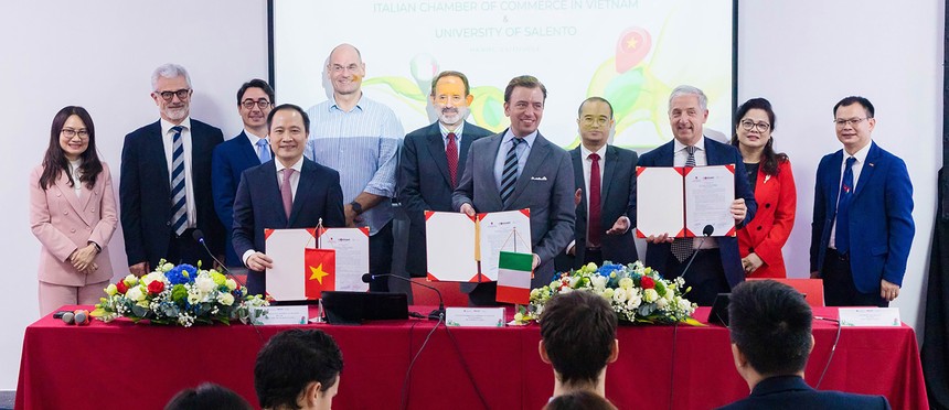 Lễ ký kết hợp tác giữa Trường Đại học Kinh tế - ĐHQGHN với Đại học Salento (Italy) và Phòng Thương mại Italy (I-Cham)