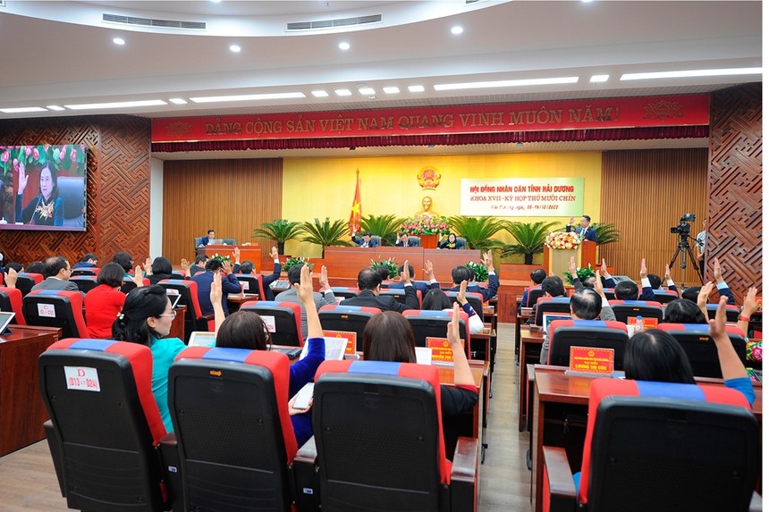 Các đại biểu HĐND tỉnh Hải Dương biểu quyết thông qua 41 nghị quyết