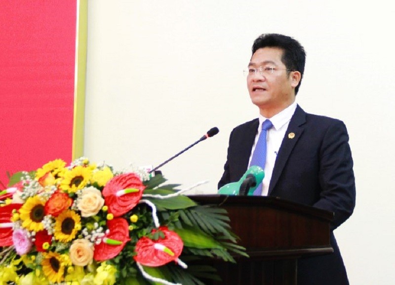 Phó chủ tịch Thường trực UBND tỉnh Nam Định Trần Anh Dũng báo cáo kết quả kinh tế - xã hội của tỉnh năm 2023. Ảnh: Khánh Duy
