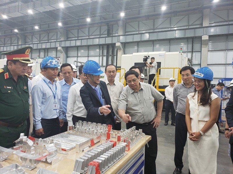 Thủ tướng Phạm Minh Chính thăm Nhà máy sản xuất linh kiện hàng không vũ trụ do Tập đoàn UAC đầu tư tại Khu công nghệ cao Đà Nẵng vào ngày 26/6/2022. Ảnh: Linh Đan
