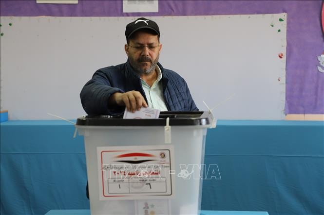 Cử tri Ai Cập bỏ phiếu bầu tổng thống. Ảnh: Nguyễn Trường/TTXVN