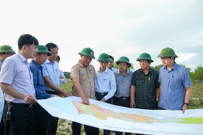 Chủ tịch UBND tỉnh Quảng Trị Võ Văn Hưng (giữa ảnh) cùng đại diện các sở, ban, ngành và địa phương kiểm tra thực địa khu vực triển khai dự án Cảng hàng không Quảng Trị vào ngày 13/12/2023