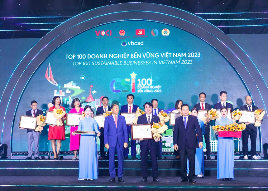 Ông Nguyễn Văn Hảo, Phó tổng giám đốc HDBank đại diện Ngân hàng nhận giải thưởng Top 100 doanh nghiệp bền vững Lễ trao giải CSI100 2023 do Liên đoàn Thương mại và Công nghiệp Việt Nam(VCCI) tổ chức