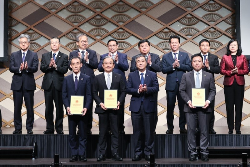 Bí thư Tỉnh ủy Thái Bình Ngô Đông Hải trao chứng nhận đăng ký đầu tư cho Dự án Điện khí LNG 1,99 tỷ USD dưới sự chứng kiến của Thủ tướng Chính phủ Phạm Minh Chính. (Ảnh: VGP)