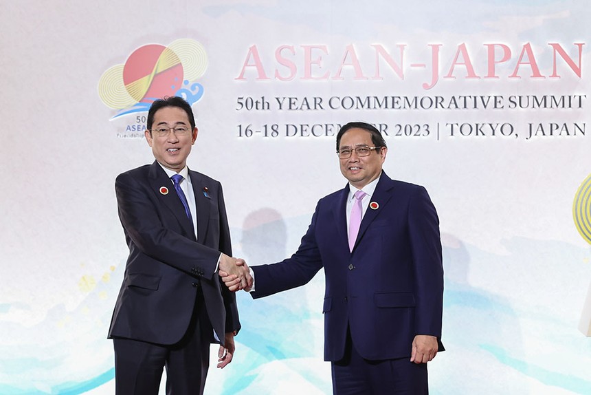 Thủ tướng Nhật Bản Kishida Fumio đón Thủ tướng Phạm Minh Chính dự lễ khai mạc Hội nghị cấp cao kỷ niệm 50 năm quan hệ ASEAN-Nhật Bản - Ảnh: VGP/Nhật Bắc 