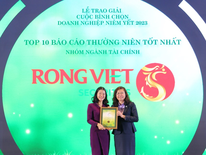 Bà Nguyễn Thị Thu Huyền – Thành viên HĐQT kiêm Tổng Giám đốc Rồng Việt (bên trái) đón nhận danh hiệu