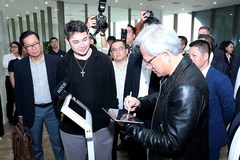 Ông Jensen Huang, Chủ tịch Tập đoàn Nvidia (ngoài cùng bên phải) thăm Trung tâm Đổi mới sáng tạo quốc gia. Ảnh: Đ.Trung