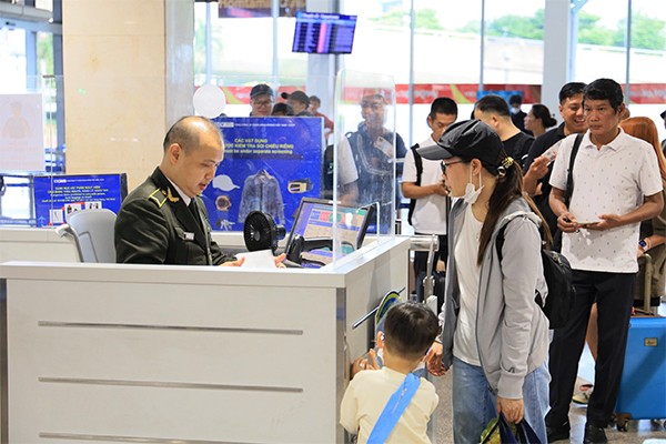Hành khách làm thủ tục tại sân bay Tân Sơn Nhất 