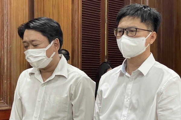 Bị cáo Nguyễn Văn Tùng (bìa phải) và bị cáo Nguyễn Quốc Tuấn tại tòa.