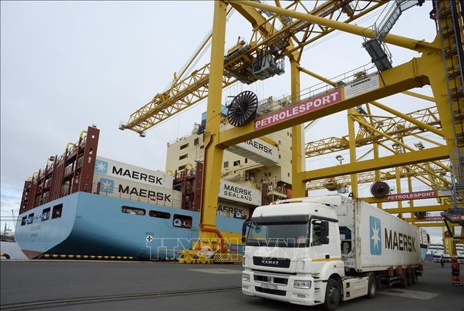 Vận chuyển hàng hóa tại cảng ở Saint Petersburg, Nga. Ảnh tư liệu: AFP/TTXVN