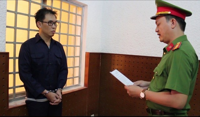 Cơ quan Cảnh sát điều tra Công an TP.HCM tống đạt các Quyết định đối với ông Đinh Trường Chinh