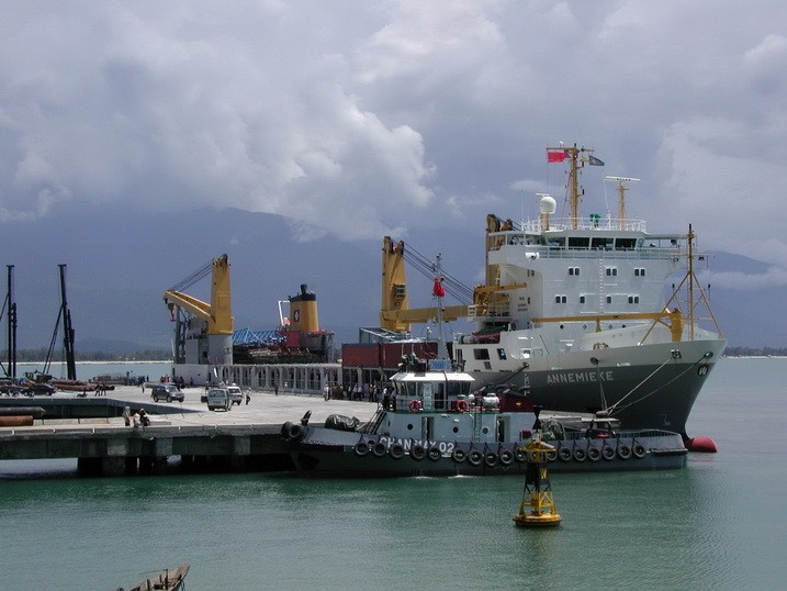Tàu hàng cập cảng Chân Mây