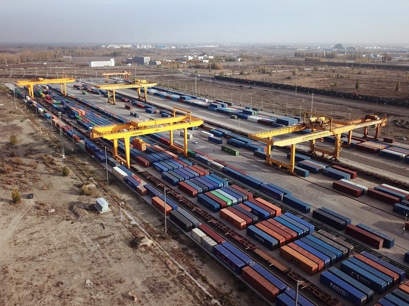 Các container vận chuyển tại Khorgos, một trung tâm thương mại tự do nằm dọc biên giới Kazakhstan-Trung Quốc. Ảnh: Tân Hoa Xã
