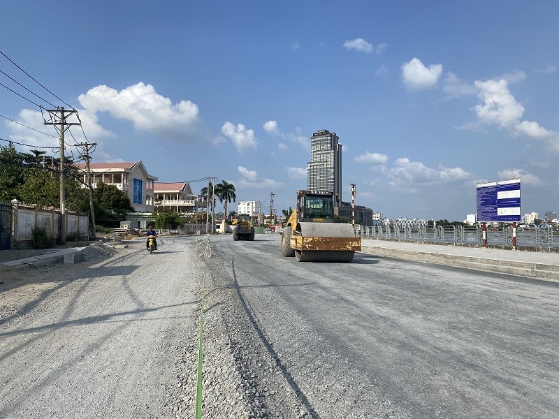 Dự án đường và bờ kè sông Cần Thơ đoạn qua quận Ninh Kiều, TP. Cần Thơ đang khẩn trương thi công