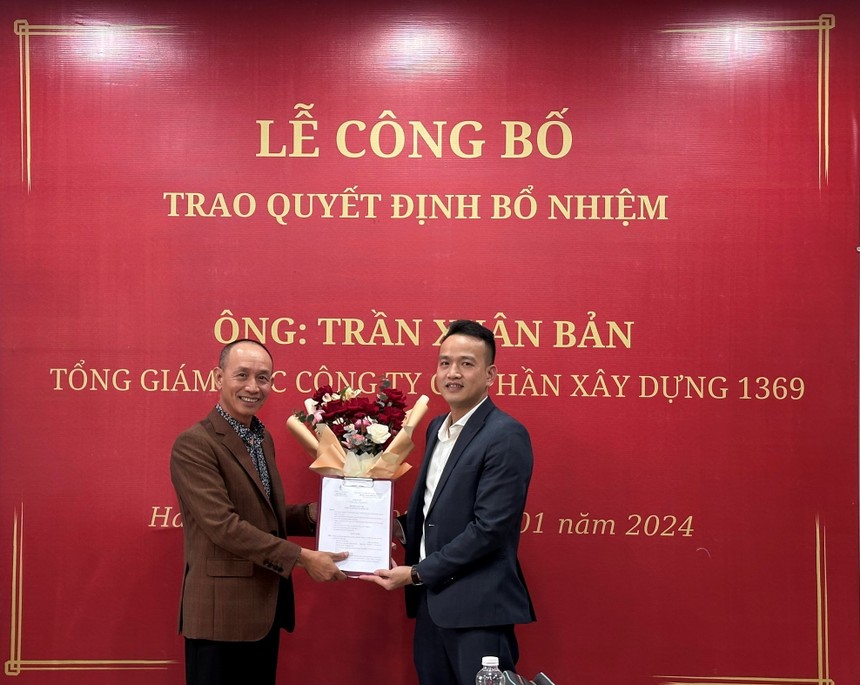Ông Lê Minh Tân, Chủ tịch HĐQT C69 (trái) trao quyết định bổ nhiệm chức vụ Tổng giám đốc cho ông Trần Xuân Bản