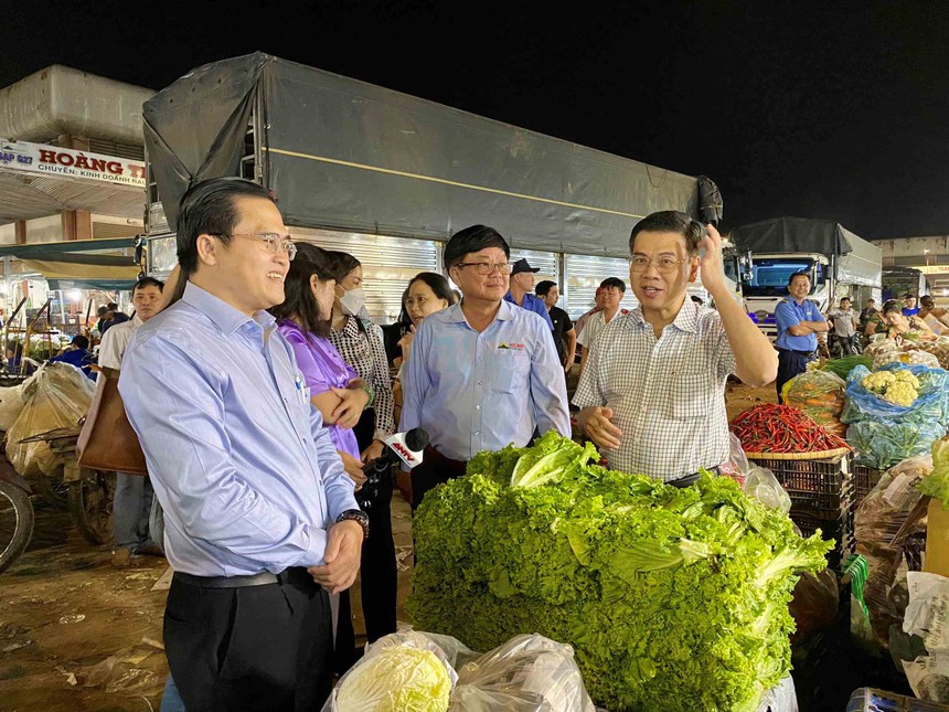 Kiểm tra công tác chuẩn bị hàng phục Tết tại chợ nông sản thực phẩm lớn nhất TP.HCM