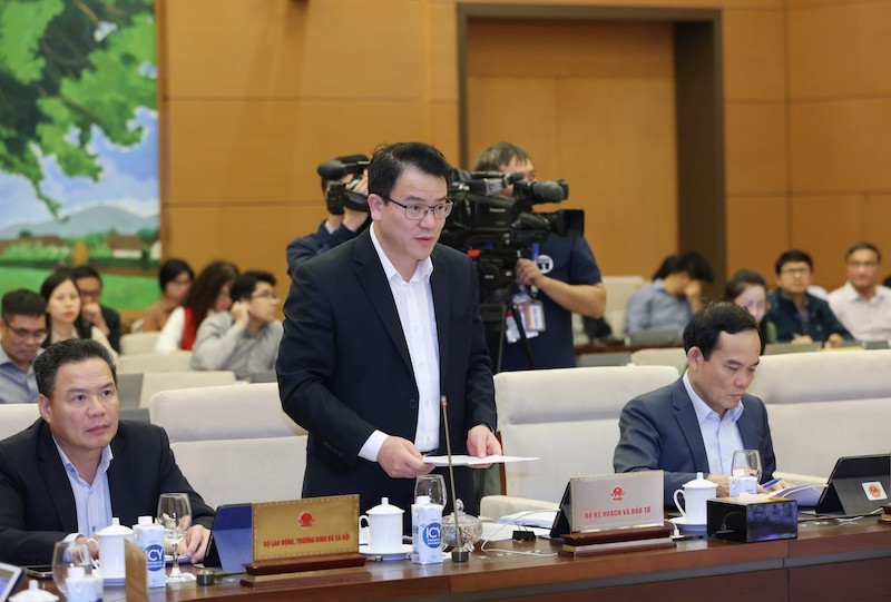 Thứ trưởng Bộ Kế hoạch và Đầu tư Trần Quốc Phương trình bày tờ trình - Ảnh Duy Linh.