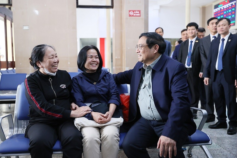 Thủ tướng Phạm Minh Chính trò chuyện, hỏi thăm khách đi tàu tại ga đường sắt Hà Nội vào chiều 9/1.
