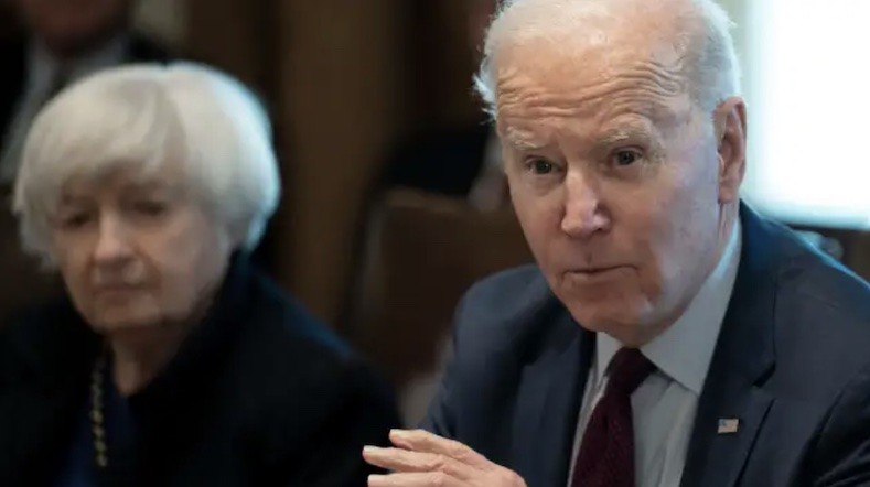 Tổng thống Mỹ Joe Biden, cùng Bộ trưởng Tài chính Janet Yellen, phát biểu trong cuộc họp với nội các tại Nhà Trắng vào ngày 3/3/2022. Ảnh: AFP