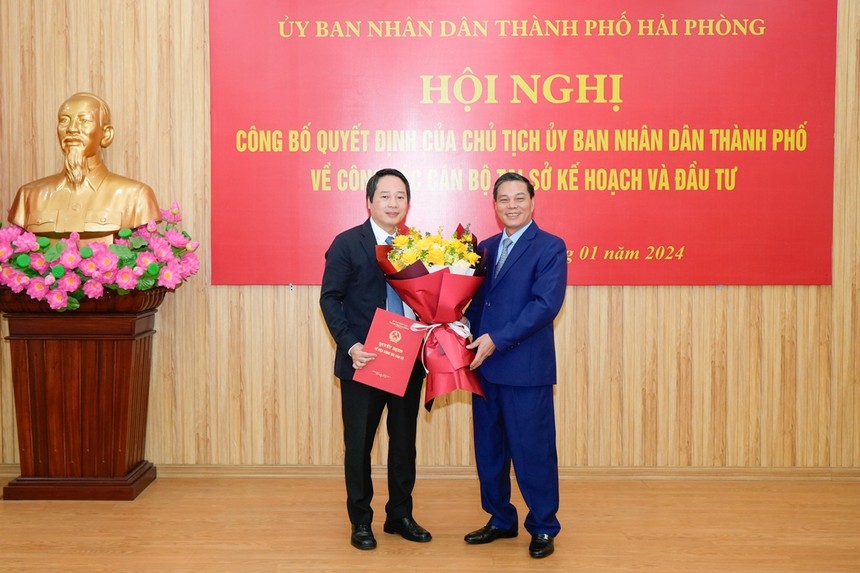 Ông Nguyễn Văn Tùng, Chủ tịch UBND TP. Hải Phòng trao Quyết định và tặng hoa chúc mừng ông Nguyễn Ngọc Tú, tân Giám đốc Sở Kế hoạch và Đầu tư.