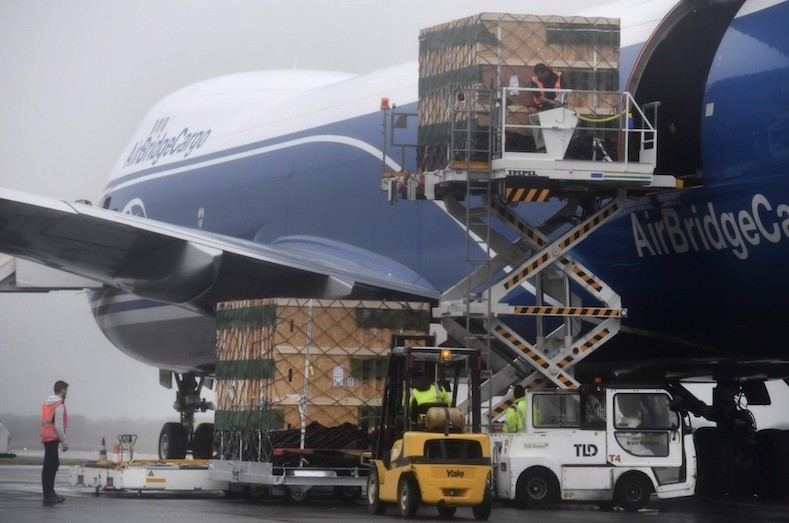 Theo dữ liệu của Xeneta, giá cước giao ngay hàng hóa bằng đường hàng không trung bình toàn cầu đã đạt đỉnh 2,6 USD/kg vào tháng 12/2023. Ảnh: AFP