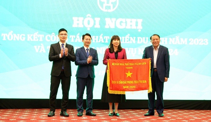 Bộ trưởng Bộ Văn hóa, Thể thao và Du lịch Nguyễn Văn Hùng trao Cờ thi đua tặng Sở Du lịch Hà Nội.