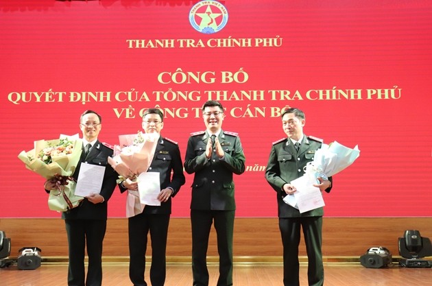 Thay mặt Lãnh đạo TTCP, Phó Tổng TTCP Nguyễn Văn Cường trao quyết định và tặng hoa chúc mừng 3 đồng chí vừa được bổ nhiệm giữ chức vụ mới. Ảnh: PH