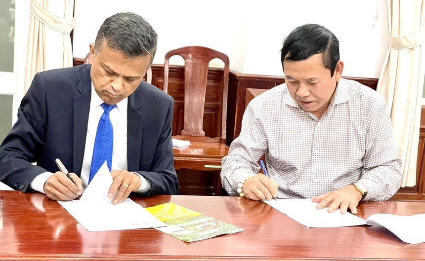 Chủ tịch NSH Petro Mai Văn Huy (phải) và ông Ranjit Thambyrajah, Chủ tịch kiêm Giám đốc điều hành Acuity Funding ký kết hợp tác